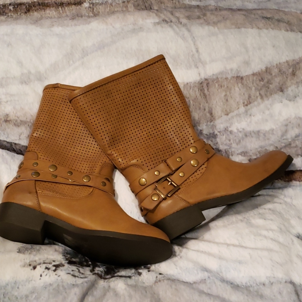 NWT ankle boots
